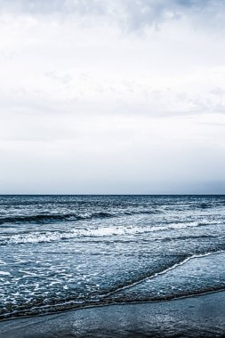 Güzel deniz ya da okyanus ufku, tropikal kumsal manzarası, yaz tatili seyahati ve tatil beldesi