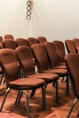 Bir otel konferans salonunda boş sandalyeler, iş ve iç tasarım