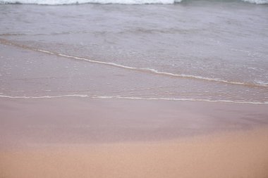 Güzel deniz ya da okyanus dalgaları, tropik kumsal manzarası, yaz tatili seyahati ve tatil beldesi