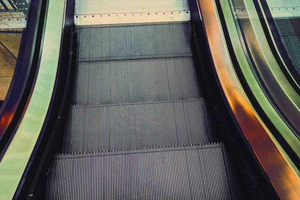 Escalator egy belvárosi bevásárlóközpontban, metropilitan város — Stock Fotó