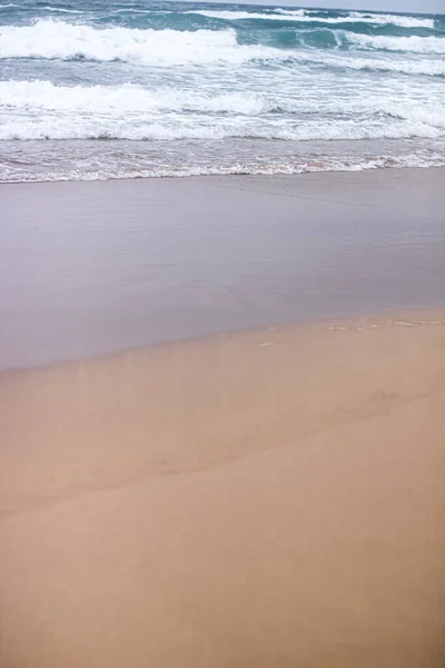 美しい海や海の波、熱帯砂のビーチからの海岸の景色、夏の休暇旅行や休日の目的地 — ストック写真