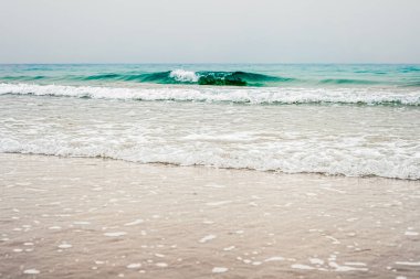 Güzel deniz ya da okyanus ufku, tropikal kumsal manzarası, yaz tatili seyahati ve tatil beldesi
