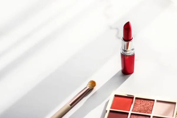 Make-up-Produkte auf Marmorgrund, Schönheit und Kosmetik — Stockfoto