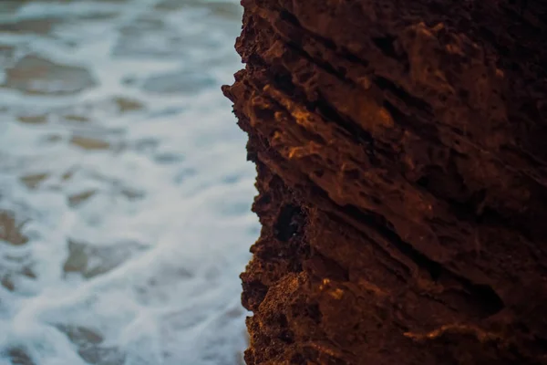 Tempestade no oceano, ondas do mar batendo em rochas na costa da praia, natureza e paisagem aquática — Fotografia de Stock