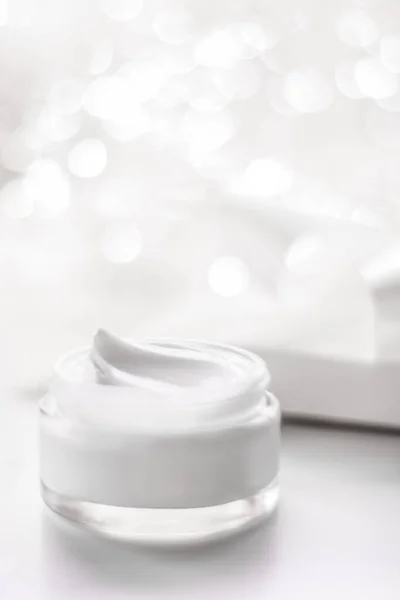Crema facial hidratante tarro sobre fondo de brillo de vacaciones, anti-edad cuidado de la piel producto — Foto de Stock