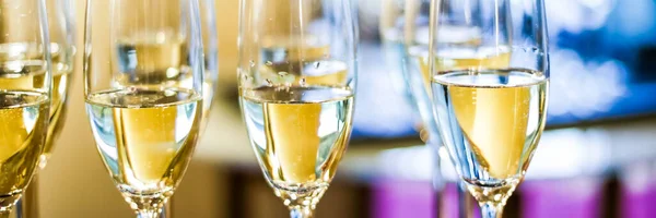 Glasses of champagne and sparkling wine served at charity event, alcoholic drinks — Stock Photo, Image