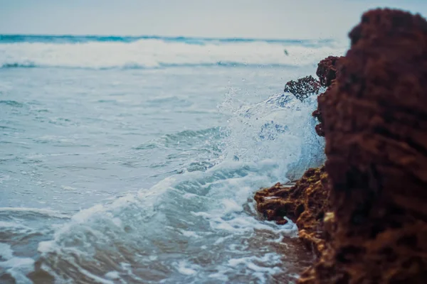 Storm i havet, havsvågor som kraschar på klipporna vid strandkusten, naturen och vattenlandskapet — Stockfoto