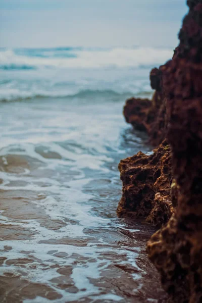 Burza w oceanie, fale morskie rozbijające się o skały na wybrzeżu plaży, przyroda i pejzaż wodny — Zdjęcie stockowe