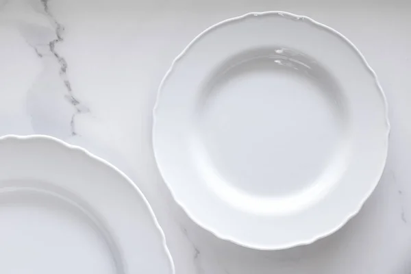 Placa vazia na mesa de mármore branco como fundo, comida e menu — Fotografia de Stock