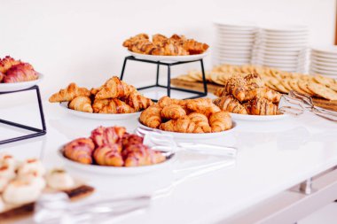 Pasta büfesi hayır etkinliği, tatlı yemek ve tatlı masasında servis edilir.