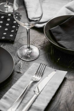 Tatil yemeği için resmi masa dekorasyonu, lüks sofra takımı