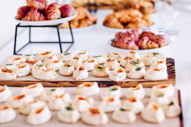 Pasta büfesi hayır etkinliği, tatlı yemek ve tatlı masasında servis edilir.