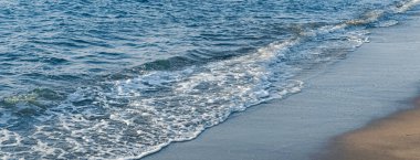 Güzel deniz ya da okyanus dalgaları, tropik kumsal manzarası, yaz tatili seyahati ve tatil beldesi