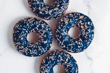 Donutlar, tatlı yiyecekler ve pastalar.