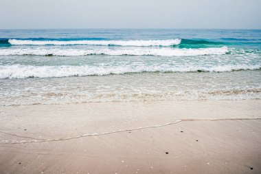 Güzel deniz ya da okyanus ufku, tropikal kumsal manzarası, yaz tatili seyahati ve tatil beldesi