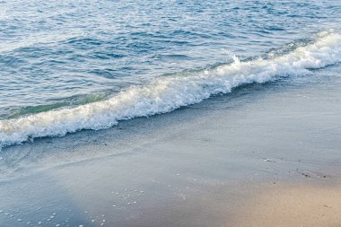 Güzel deniz ya da okyanus dalgaları, tropik kumsal manzarası, yaz tatili seyahati ve tatil beldesi