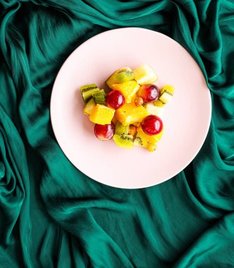 Pembe tabakta taze organik meyve salatası, sağlıklı beslenme ve detoks diyeti