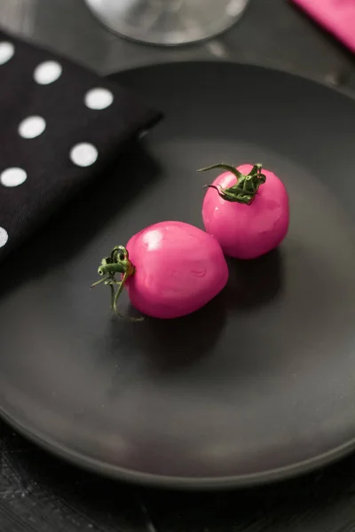 Tomates rosados en plato negro, comida orgánica y dieta saludable —  Fotos de Stock
