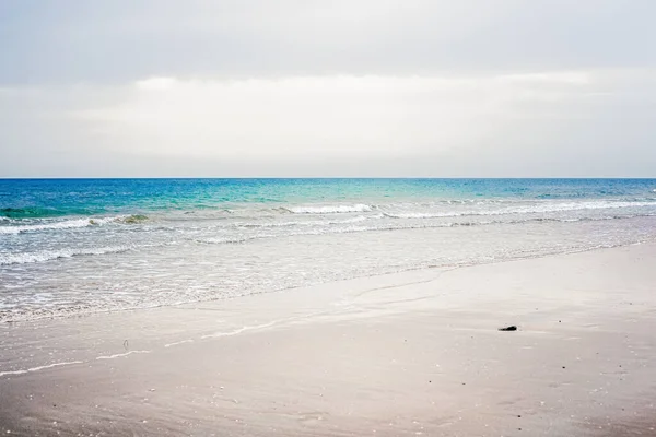 Splendido orizzonte mare o oceano, vista sulla costa dalla spiaggia di sabbia tropicale, vacanze estive e destinazione turistica — Foto Stock