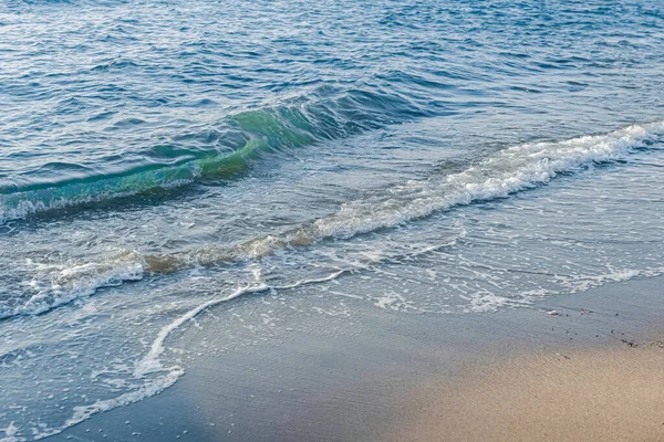 Vackra havs- eller havsvågor, havsutsikt från tropisk sandstrand, semesterresor och semestermål — Stockfoto