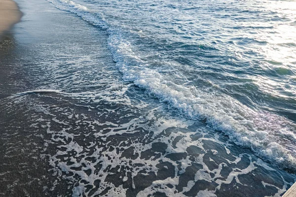 Vackra havs- eller havsvågor, havsutsikt från tropisk sandstrand, semesterresor och semestermål — Stockfoto