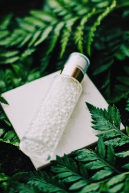 Lüks cilt nemlendirici serum jeli yeşil bahçe, doğal bitkisel kozmetik ve sağlık ve güzellik için organik yaşlanmayı önleyici ürün.