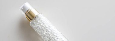 Şişede serum jeli ya da makyaj astarı, lüks cilt kozmetiği ve sağlık ve güzellik için organik yaşlanmayı önleyici ürün