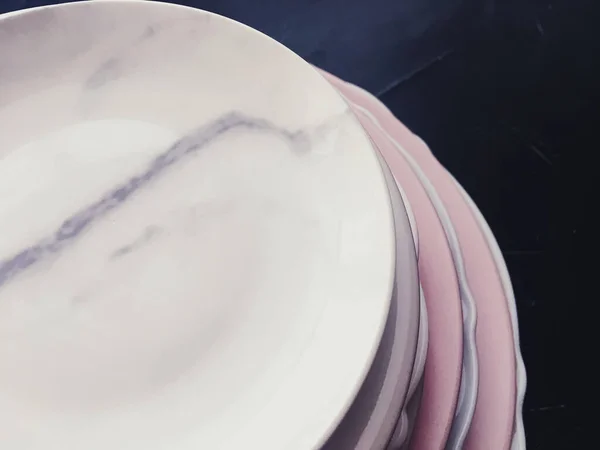 Stapel leerer Teller auf schwarzem Hintergrund, Geschirr und Tischdekoration — Stockfoto