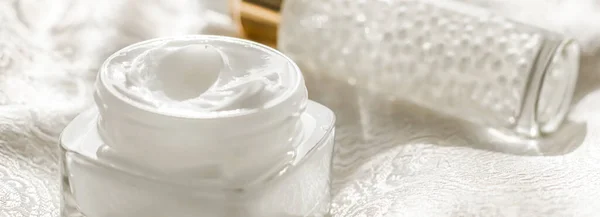 Gesichtscreme Feuchtigkeitscreme im Glas und Serum-Gel-Flasche, luxuriöse Hautpflege-Kosmetik und Bio-Anti-Aging-Produkt für Gesundheit und Schönheit — Stockfoto