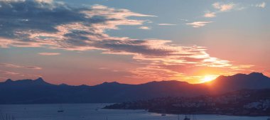 Akdeniz 'deki deniz manzarası ve dağlar gün batımında, yaz tatili seyahatleri ve tatil beldeleri