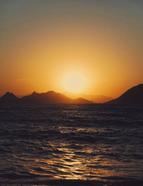 Akdeniz 'deki deniz manzarası ve dağlar gün batımında, yaz tatili seyahatleri ve tatil beldeleri