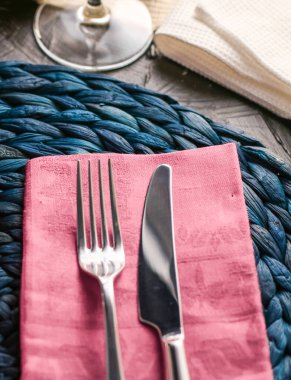 Tatil yemeği için resmi masa dekorasyonu, lüks sofra takımı