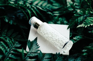 Lüks cilt nemlendirici serum jeli yeşil bahçe, doğal bitkisel kozmetik ve sağlık ve güzellik için organik yaşlanmayı önleyici ürün.