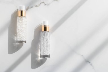 Cilt bakım serumu ve jel şişeleri mermer, anti-yaş kozmetik ürünleri ve lüks cilt bakımı markası