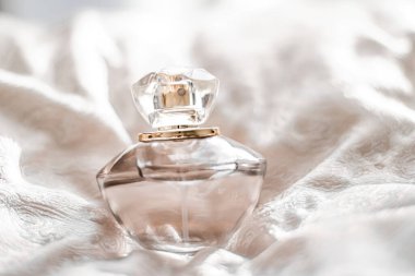 Aromatik çiçekli parfüm şişesi, lüks bir koku.