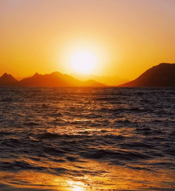 Akdeniz 'deki deniz manzarası ve dağlar gün batımında, yaz tatili seyahatleri ve tatil beldeleri