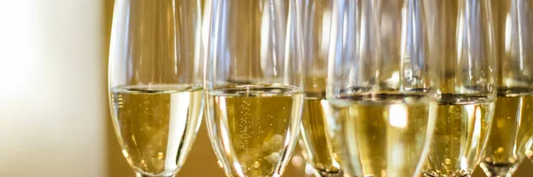 Copos de champanhe e espumante servidos em evento de caridade, bebidas alcoólicas — Fotografia de Stock