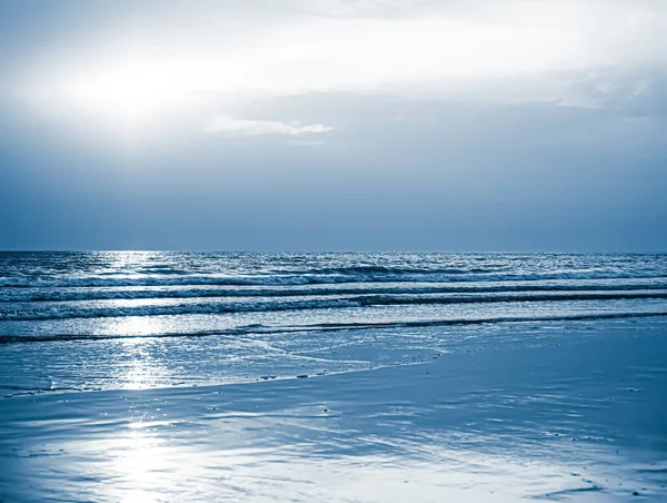 Güzel deniz ya da okyanus ufku, tropikal kumsal manzarası, yaz tatili seyahati ve tatil beldesi