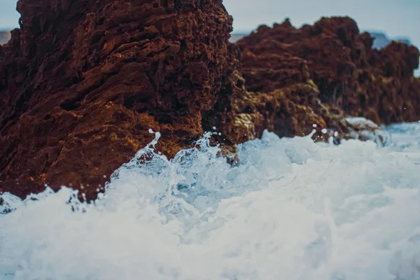 Okyanusta fırtına, deniz dalgaları sahile vuran kayalar, doğa ve su manzarası. — Stok fotoğraf