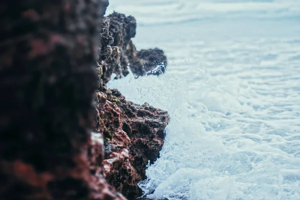 Storm in the ocean, sea waves crashing on rocks on the beach coast, nature and waterscape — Stock Photo, Image