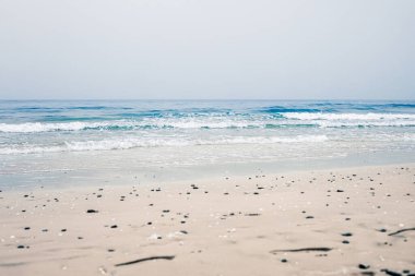 Güzel deniz ya da okyanus ufku, tropikal kumsal manzarası, yaz tatili seyahati ve tatil beldesi