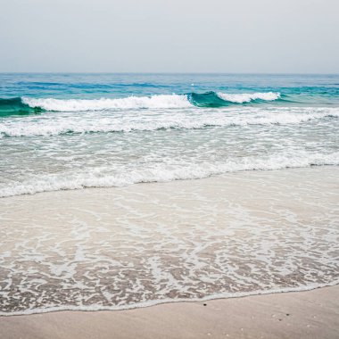 Güzel deniz ya da okyanus ufku, tropikal kumsal manzarası, yaz tatili seyahati ve tatil beldesi