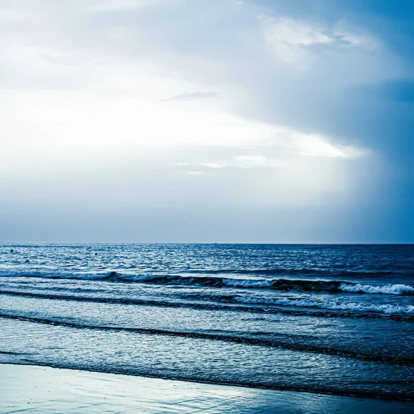 Hermoso horizonte de mar o océano, vista de la costa desde la playa de arena tropical, viajes de vacaciones de verano y destino de vacaciones — Foto de Stock