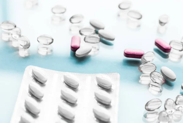 Таблетки, капсулы и пробиотики, здравоохранение и лекарства для защиты от вирусов — стоковое фото
