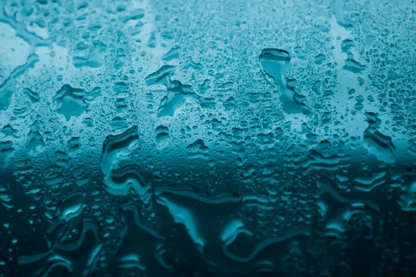 Vattendroppar på glasytan som abstrakt bakgrund — Stockfoto