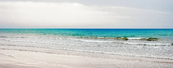Splendido orizzonte mare o oceano, vista sulla costa dalla spiaggia di sabbia tropicale, vacanze estive e destinazione turistica — Foto Stock