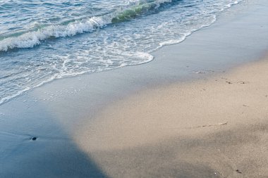 Güzel deniz ya da okyanus dalgaları, tropik kumsal manzarası, yaz tatili seyahati ve tatil beldesi