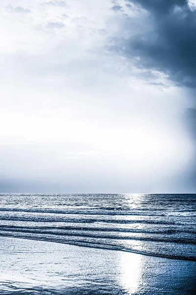 Gyönyörű tenger vagy óceán horizont, kilátás a tengerpartra a trópusi homokos strandtól, nyári vakáció utazás és nyaralás cél — Stock Fotó