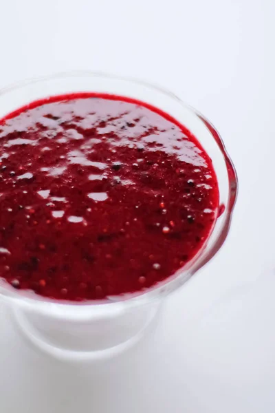 Confiture de fraises sucrée dans un bol à dessert en verre sur une table en marbre — Photo