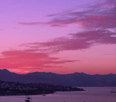 Akdeniz 'deki deniz manzarası ve dağlar gün batımında, yaz tatili seyahatleri ve tatil beldeleri